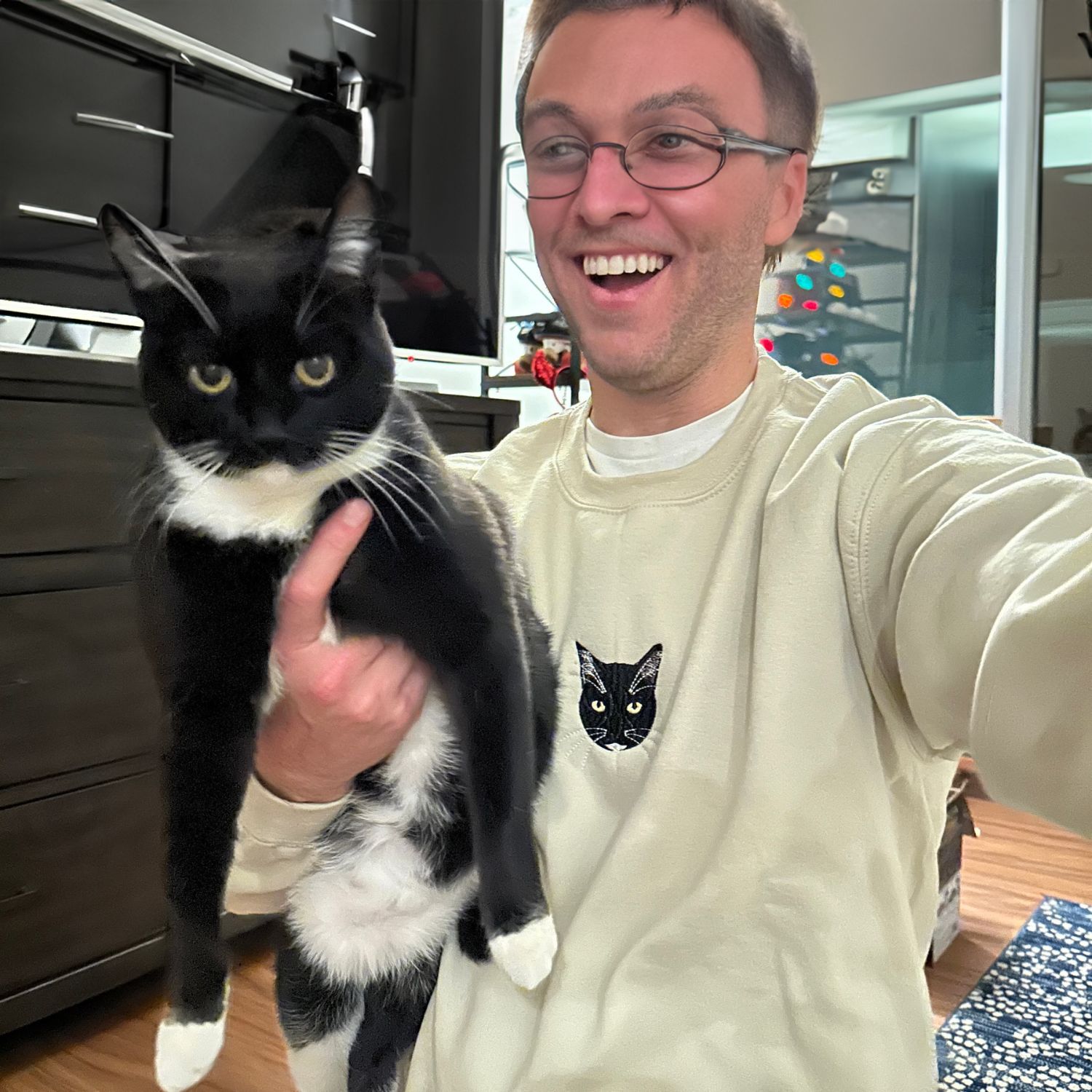 Personalized Cat Mom Embroidered Sweatshirt - Ideal Gift for Cat Lovers